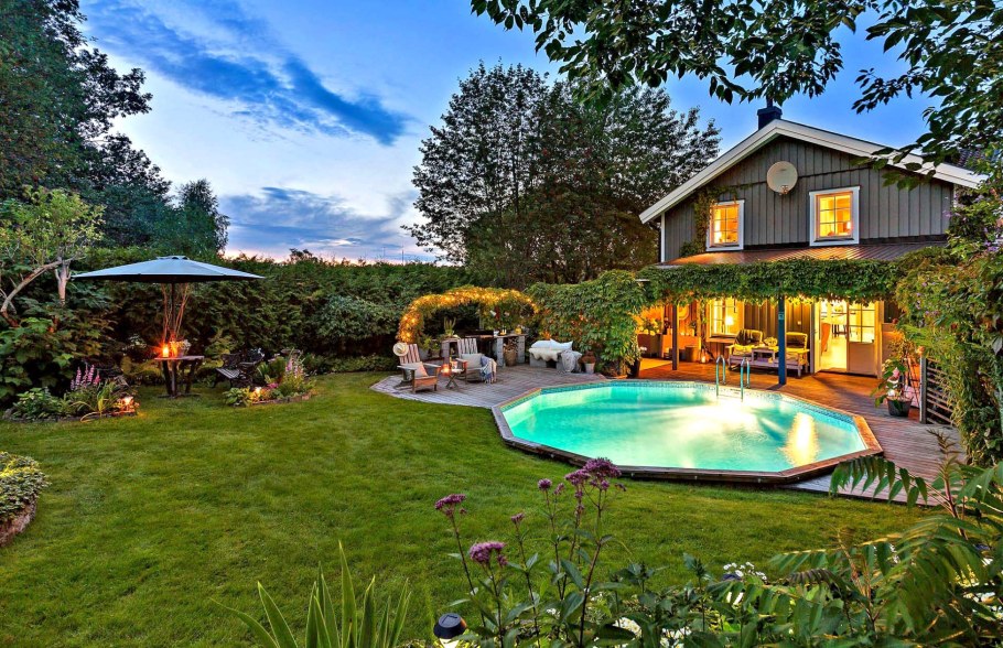 Двухэтажный дом с бассейном и садом