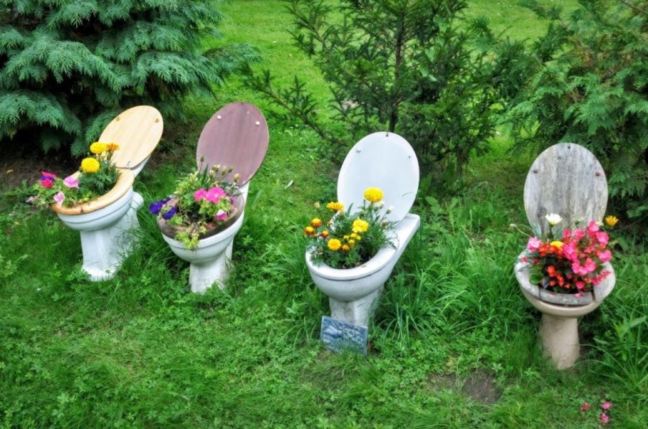 Клумба из старого унитаза