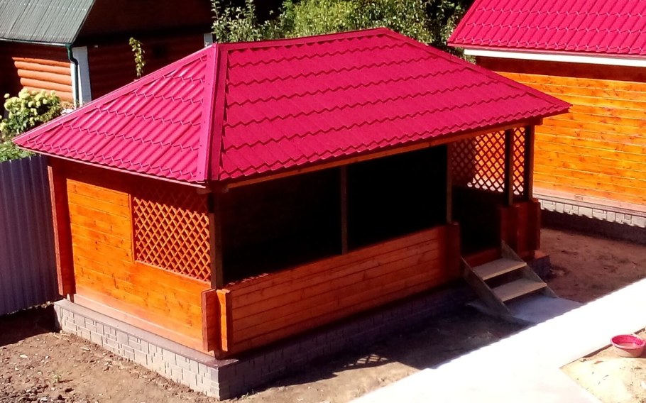 Беседка с четырехскатной крышей и мангалом