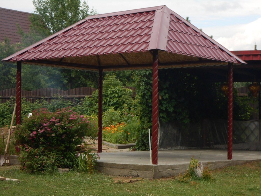 Навес с вальмовой кровлей