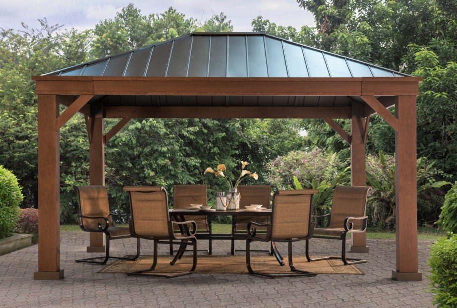 Беседка с вальмовой крышей