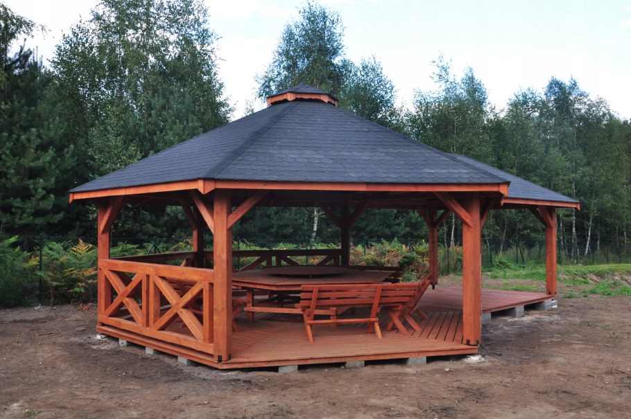 Беседка с вальмовой крышей