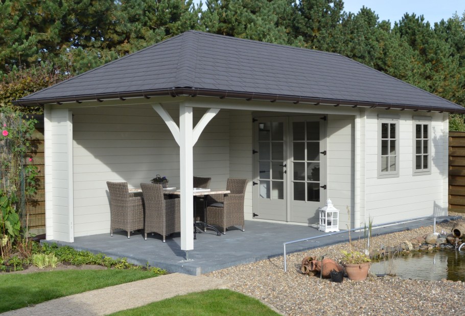 Фахверк с вальмовой крышей