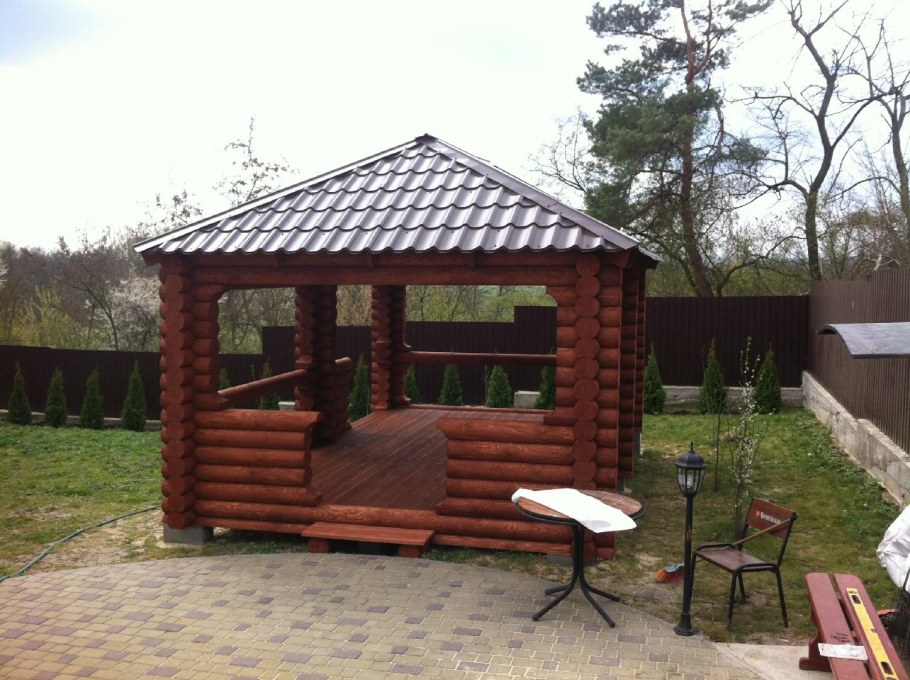 Кирпичная беседка с вальмовой крышей