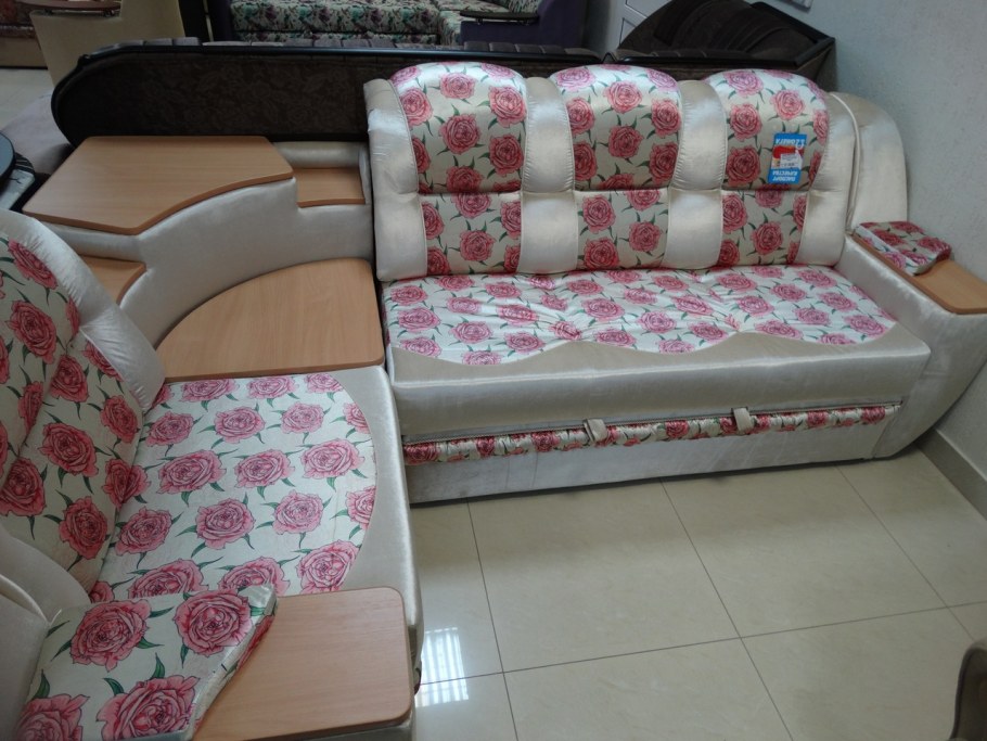 Диван с рисунком в интерьере