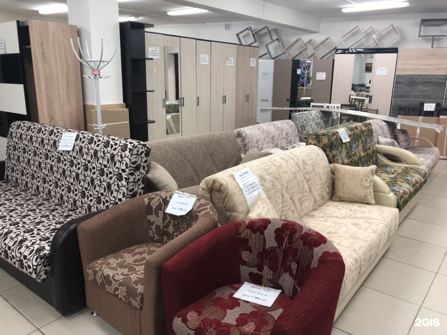 Уютный мебельный магазин