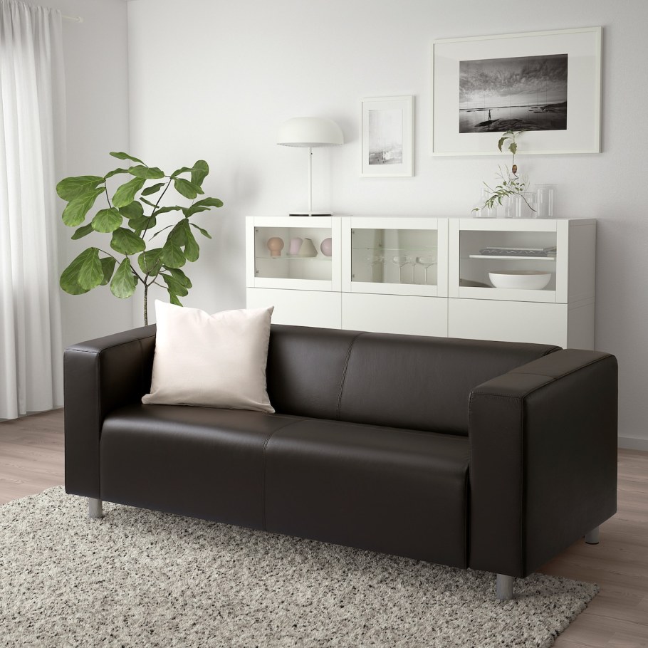 Интерьер гостиной с уговым дивано