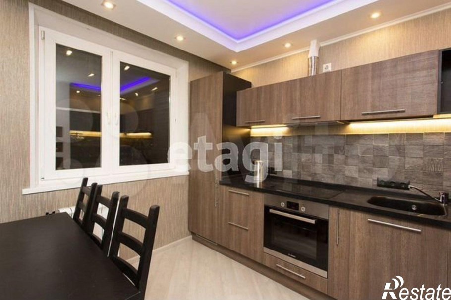 Натяжной потолок на кухне