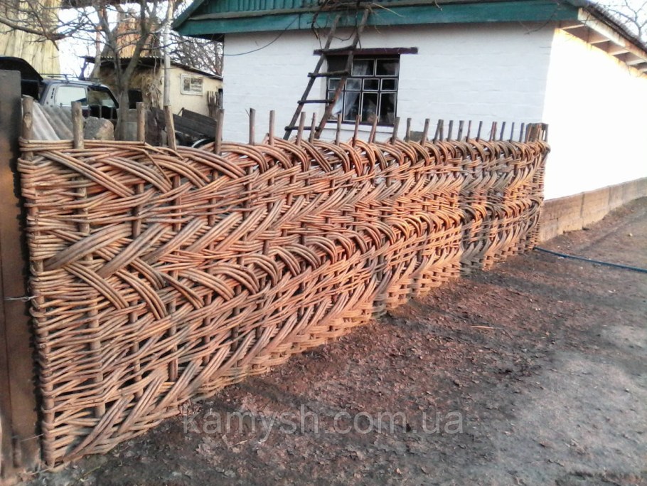 Ограждение для клумбы из ивовых прутьев