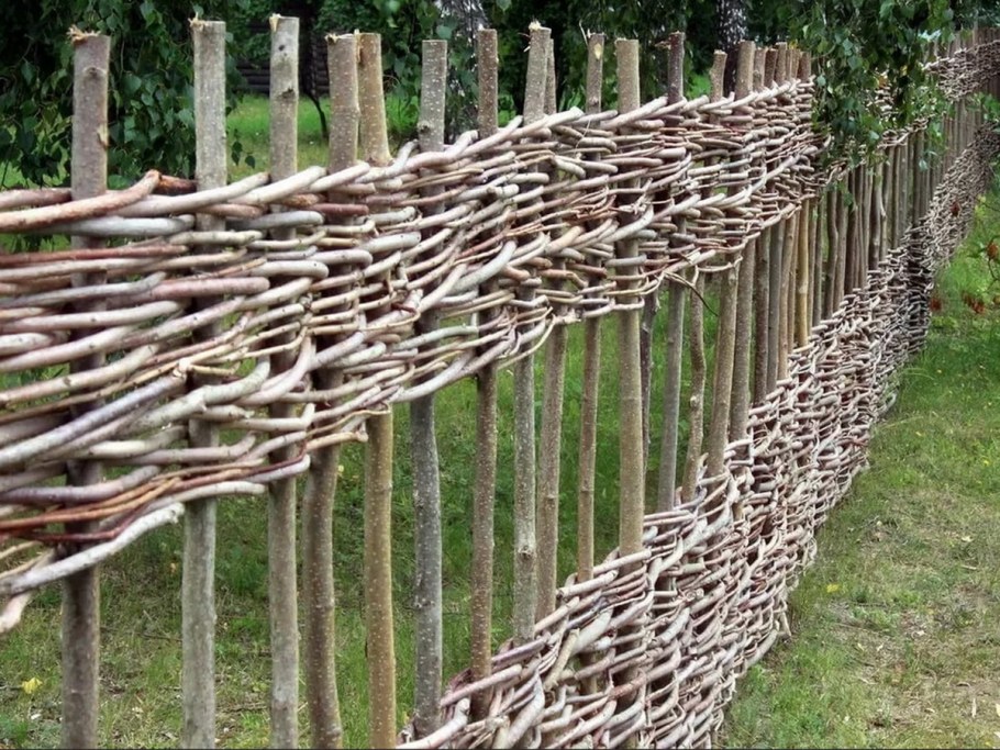 Плетень из лозы для клумбы своими