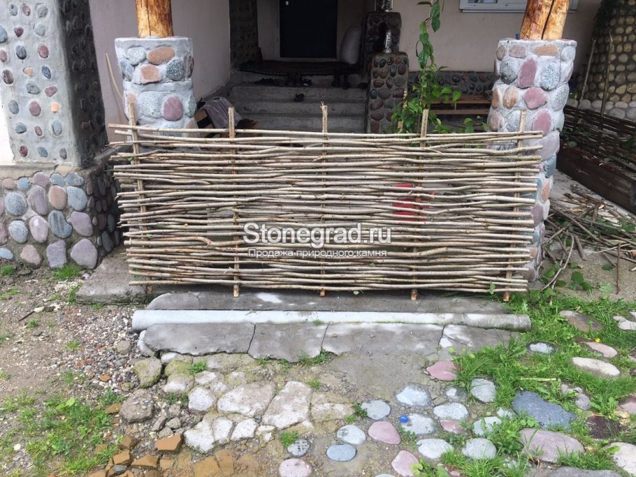 Клумба из плетня