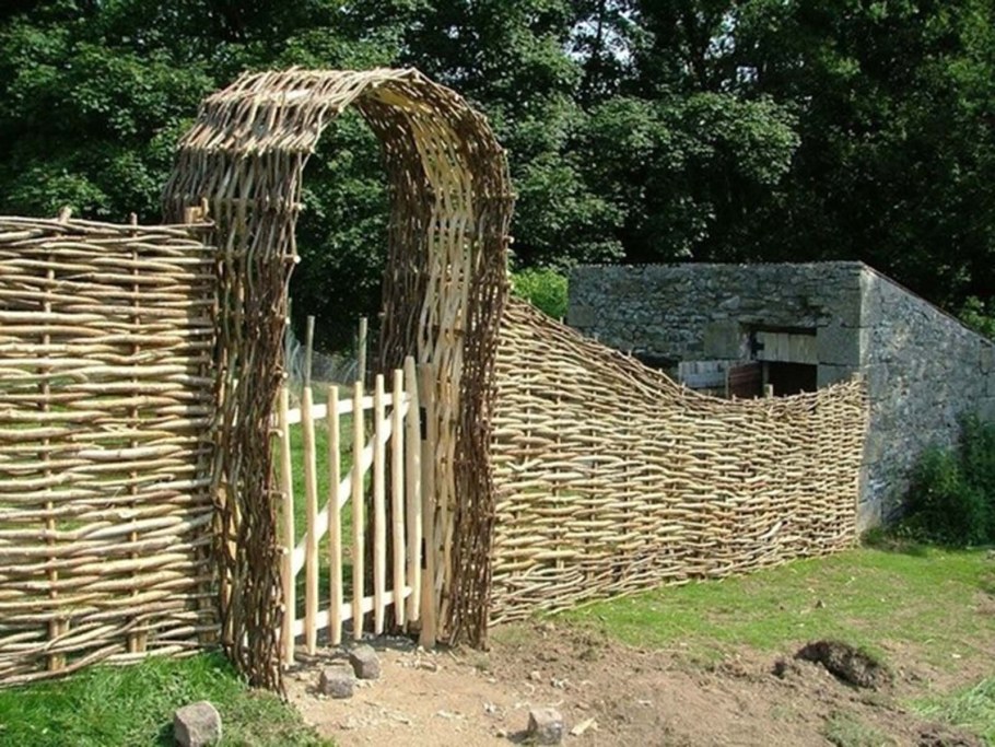 Плетеная изгородь для дачи