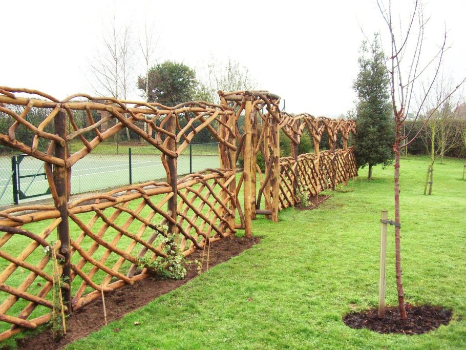 Забор из ивовой лозы