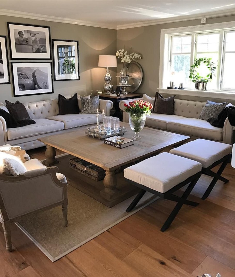 Обеденный стол в гостиной в интерьере