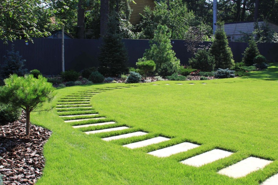 Газон с цветами