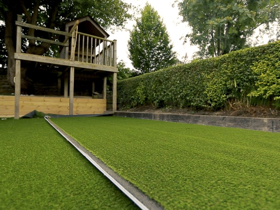 Загородный дом с газоном