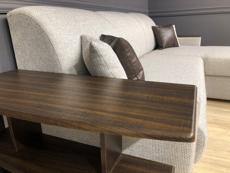 Диван со столиком в подлокотнике