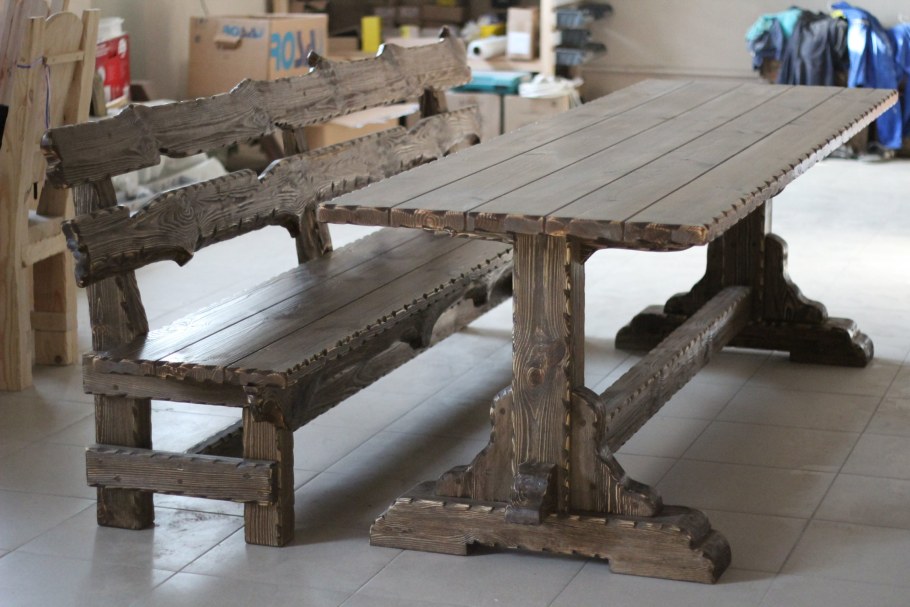 Стол из состаренного дерева