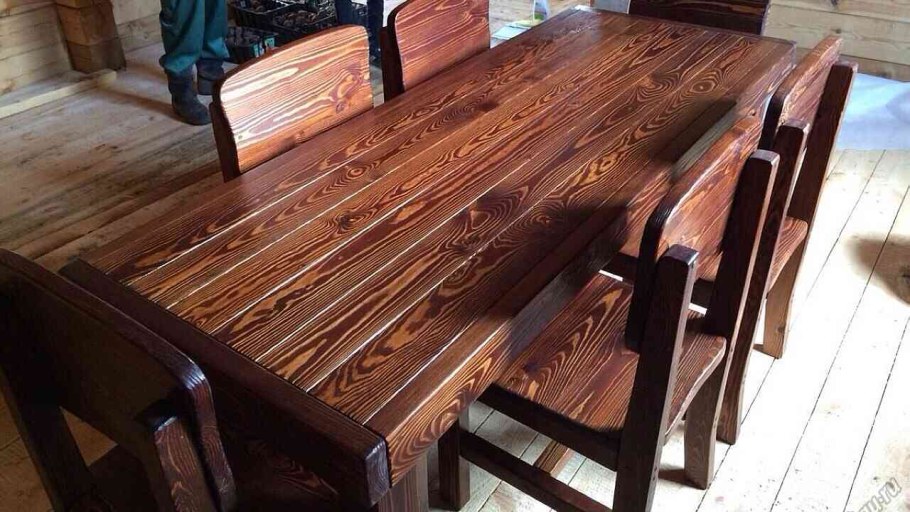 Столик из брашированного дерева