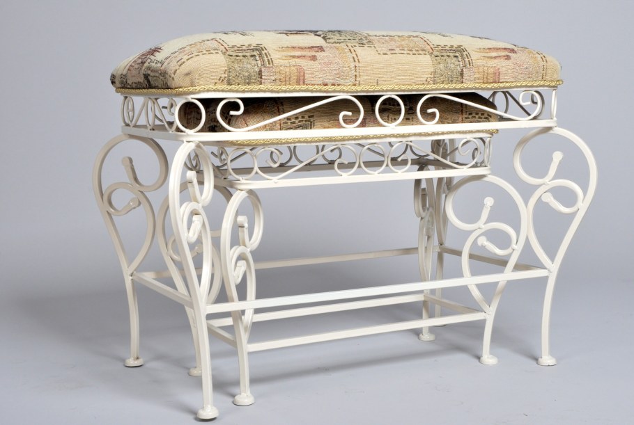 Кованый пуфик в прихожую