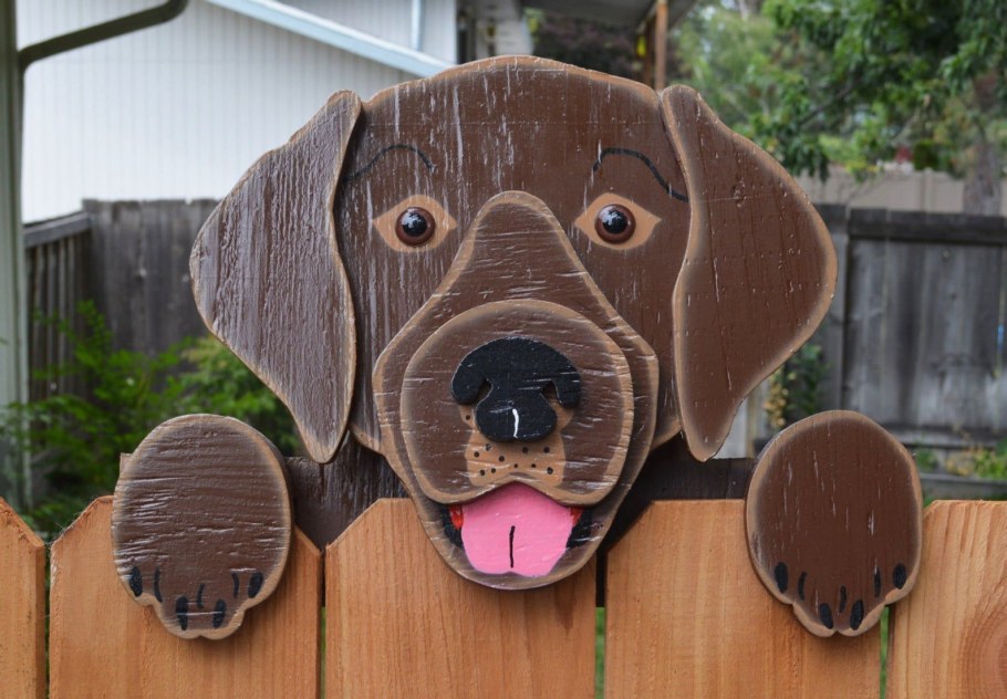 Деревянные фигуры на забор