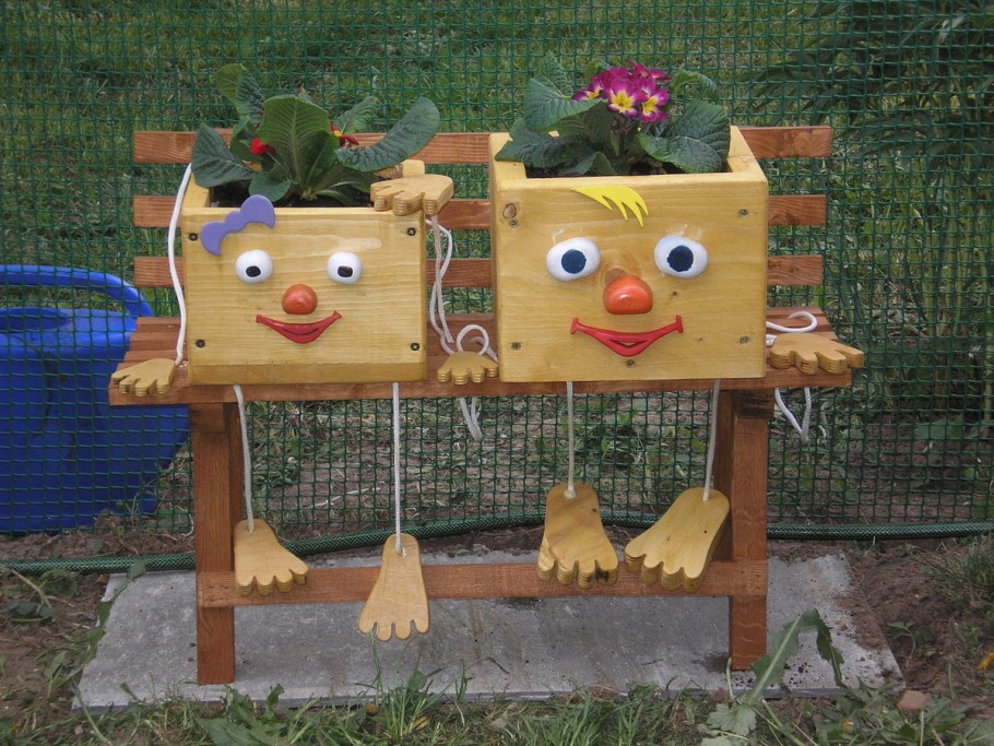 Деревянные поделки для дачи