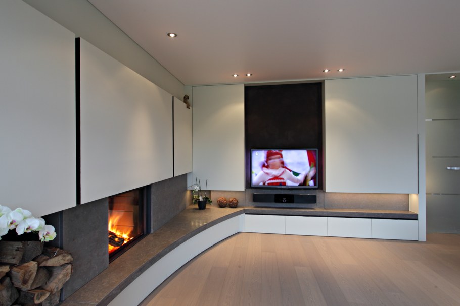 Стенка со встроенным камином