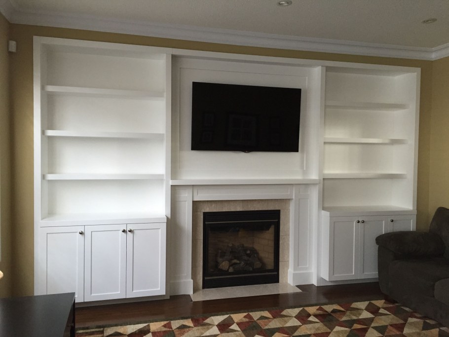 Стенка со встроенным камином