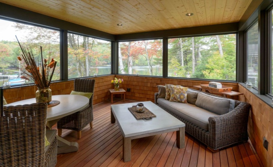 Барбекю на веранде пристроенной к дому