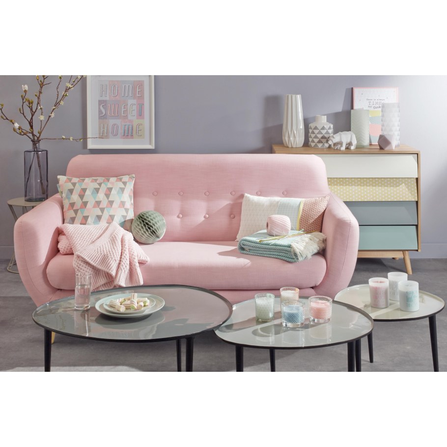 Бледно розовый диван