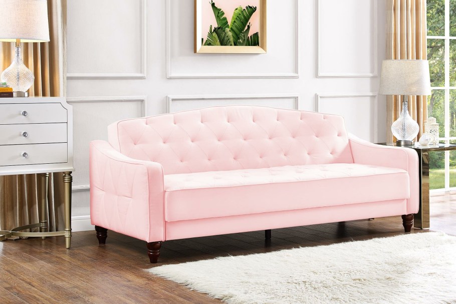 Розовый диванчик в спальню