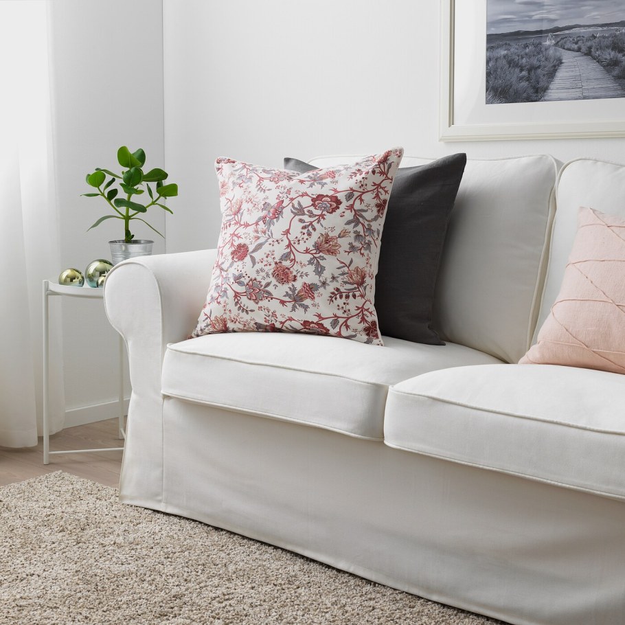 Розовый диван икеа в интерьере