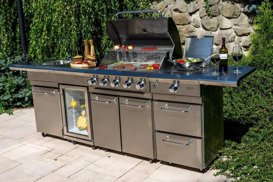 Зона барбекю с костровище.