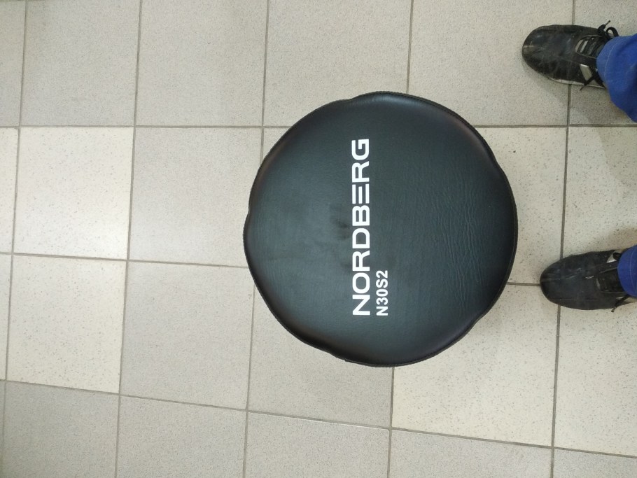 Стул автослесаря с инструментальной полкой регулируемый