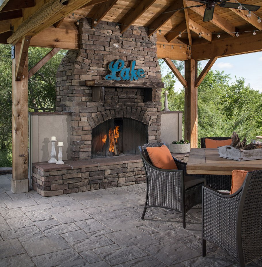 Терраса с камином-барбекю