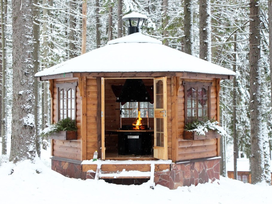 Летняя беседка с камином