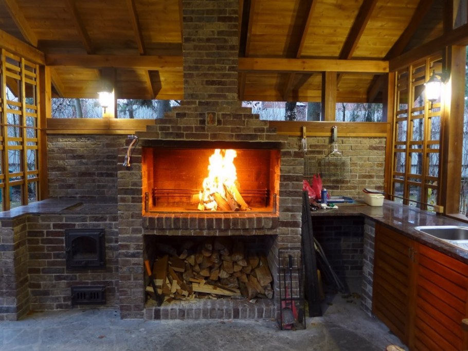 Камин на террасе