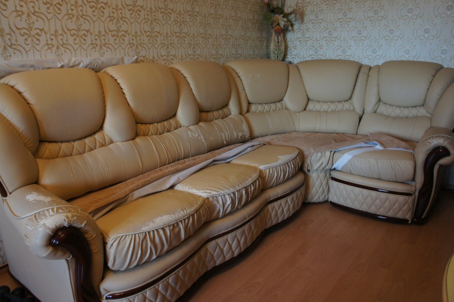 Угловые диваны из ткани велюр