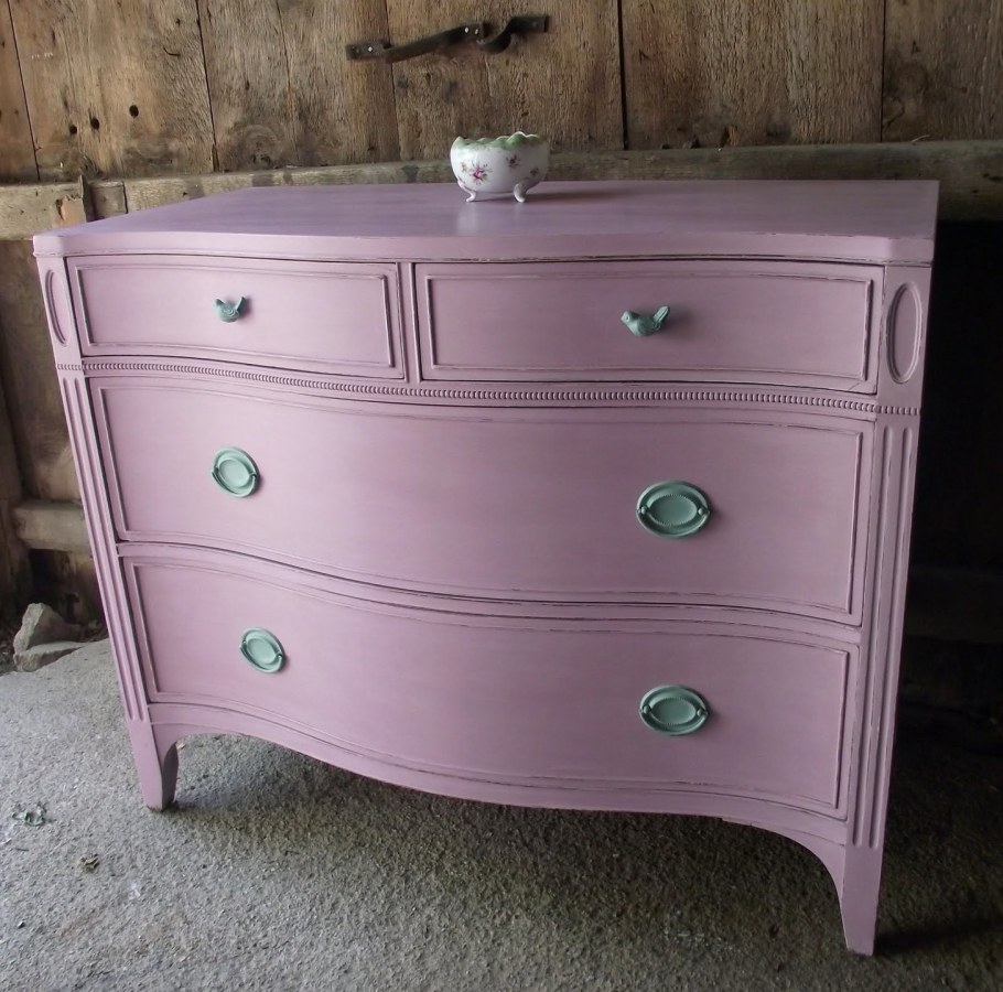 Реставрированный комод розового цвета