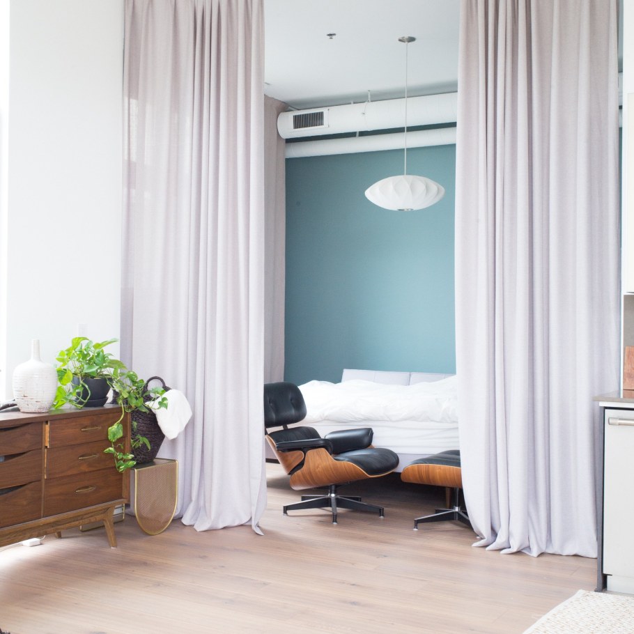 Шторы синие кровать бирюзовые