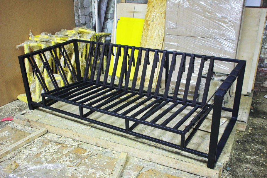 Диван на металлическом каркасе