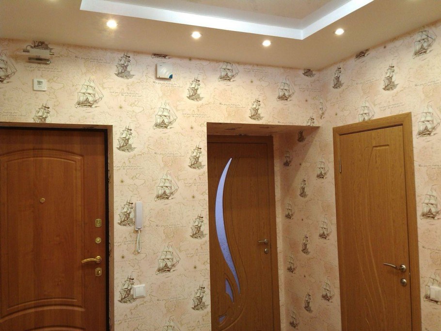 Поклеить коридор обоями