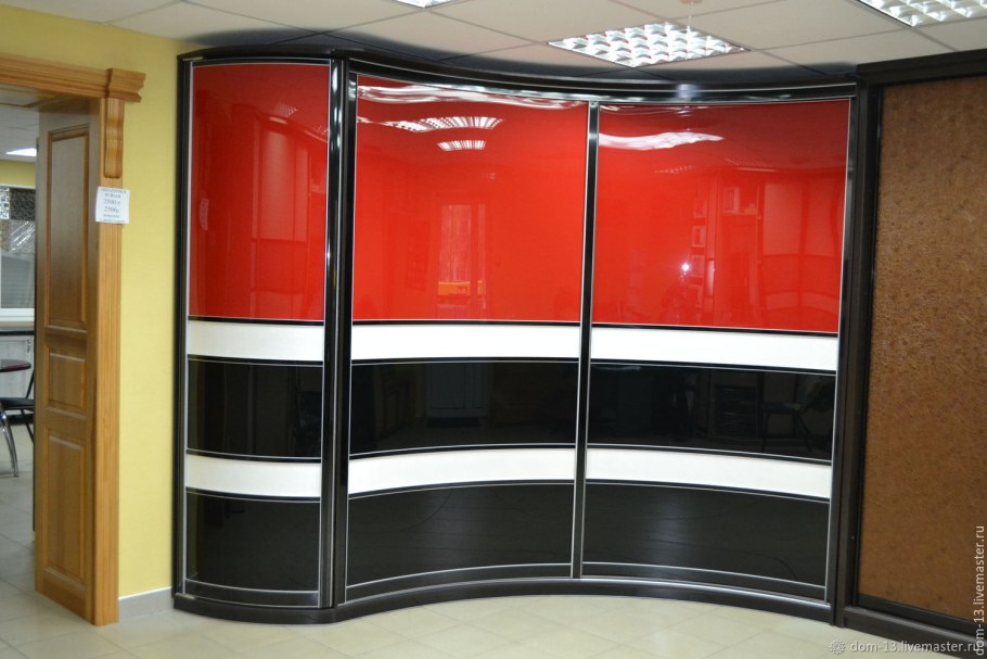 Радиусный шкаф угловой красный