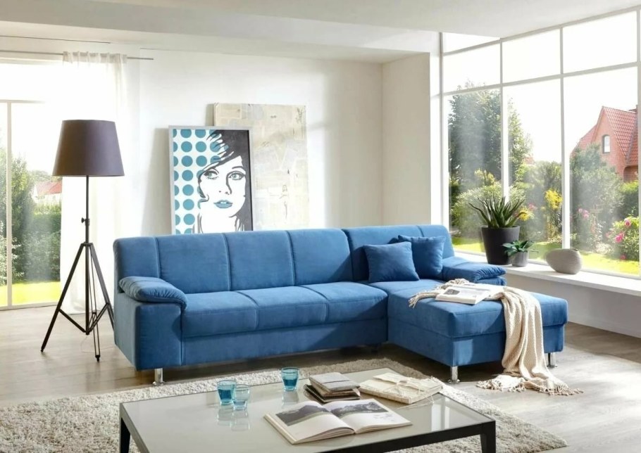 Голубой диван в интерьере