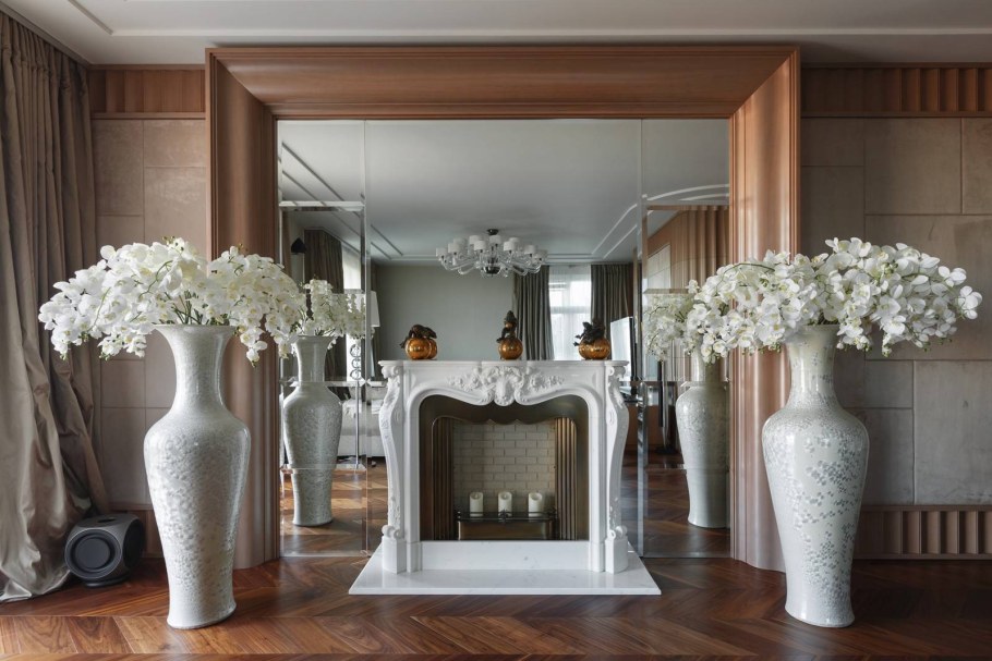 Классическая напольная ваза в интерьере