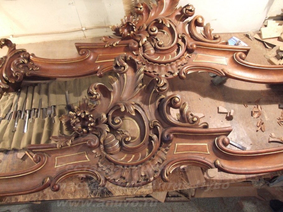 Шкаф с резными фасадами