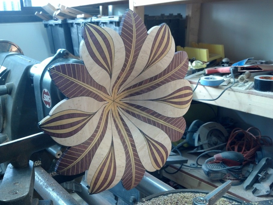 Резной табурет из дерева