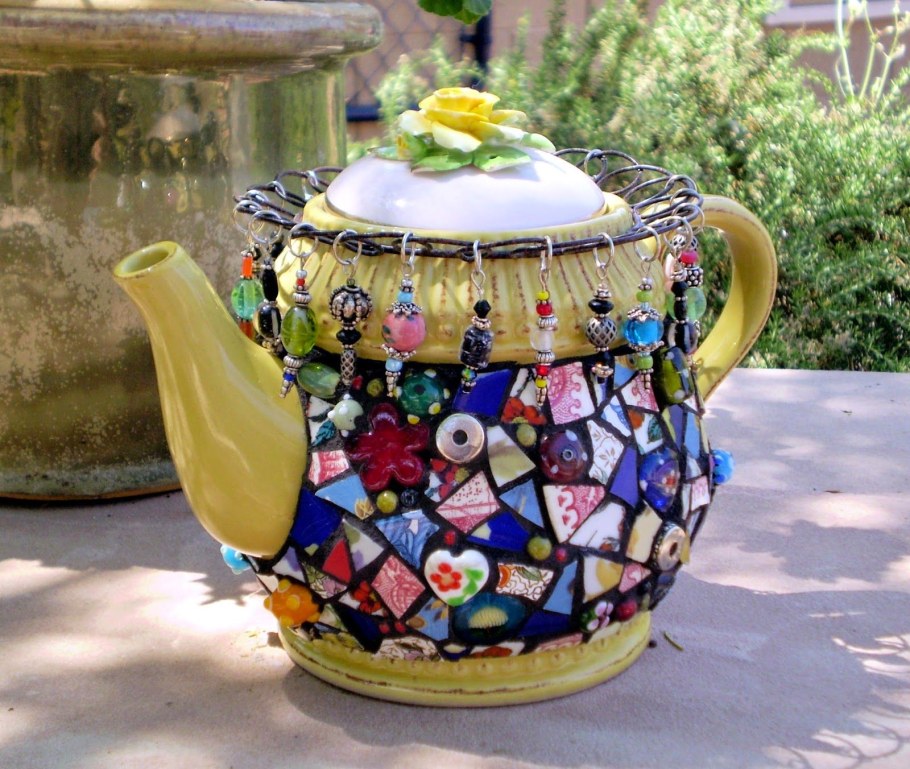 Декор старого чайника крупой