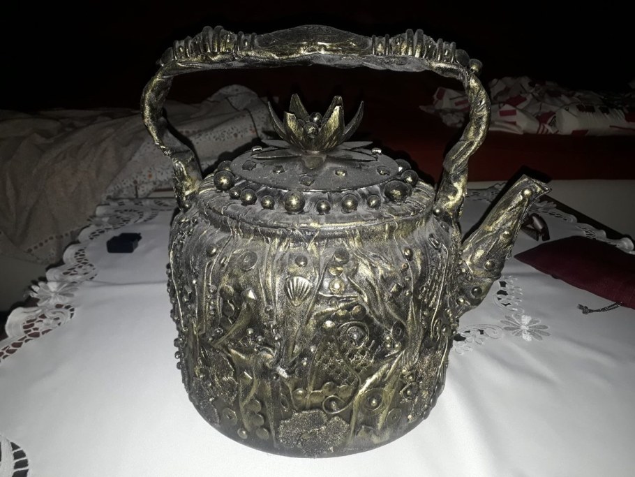 Старый чайник в декоре