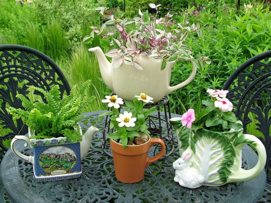 Цветники из старой посуды